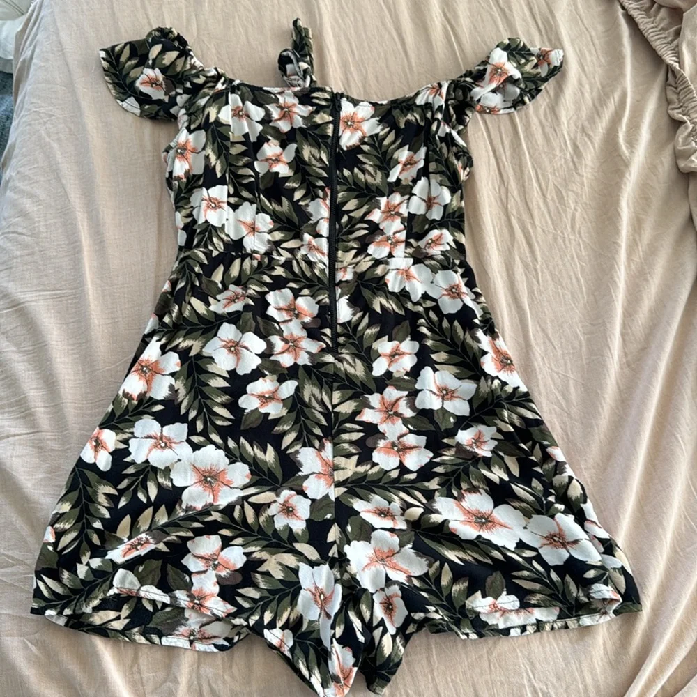 Small Volcom romper - Picture 4 of 4